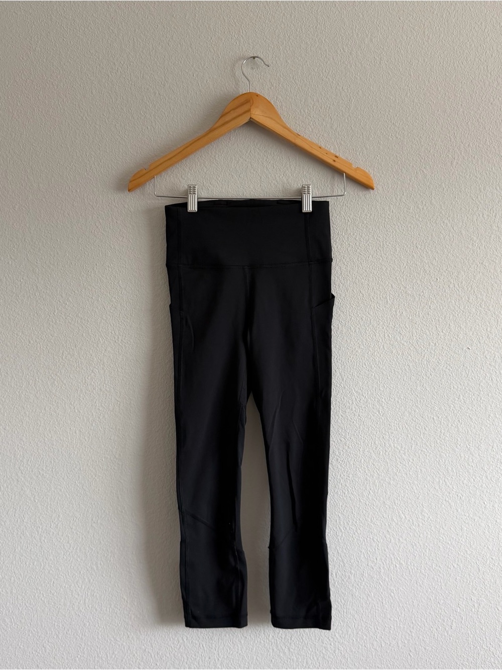 Lululemon Black High-Waist Athletic Leggings with Side Pockets